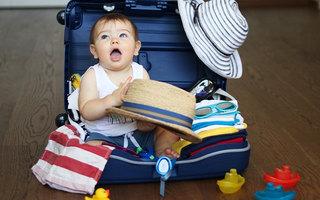 Säugling im Reisekoffer